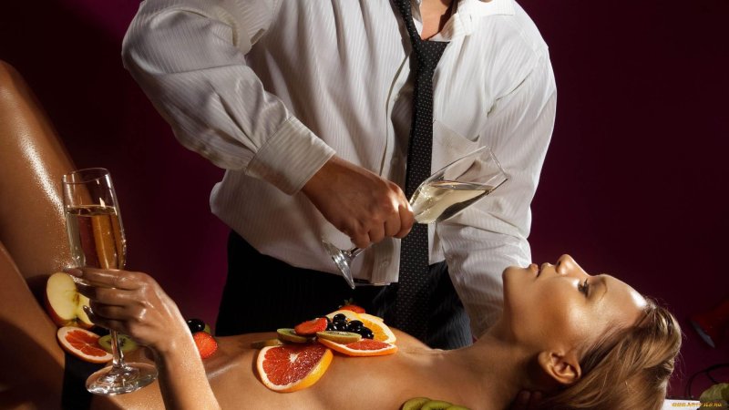 Женщина на столе с едой