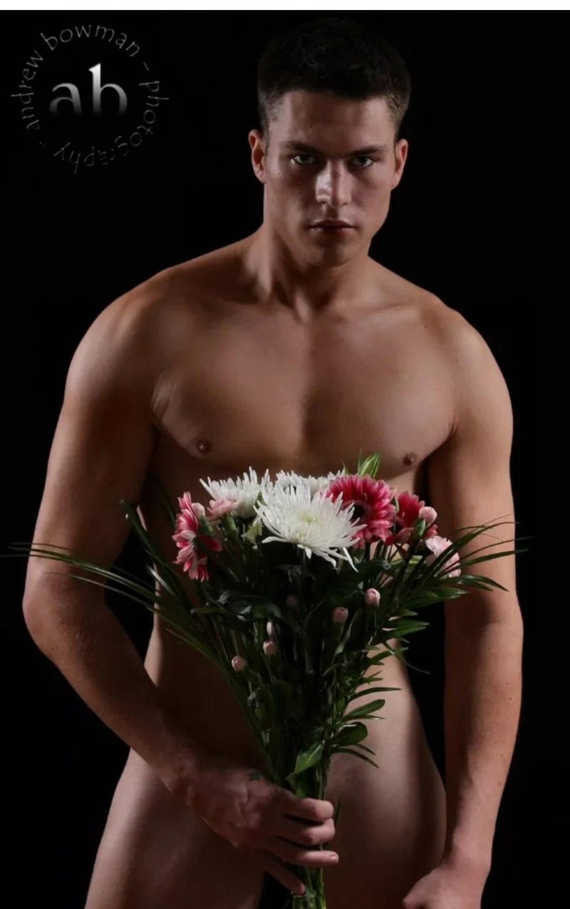 Красивые мужчины с цветами