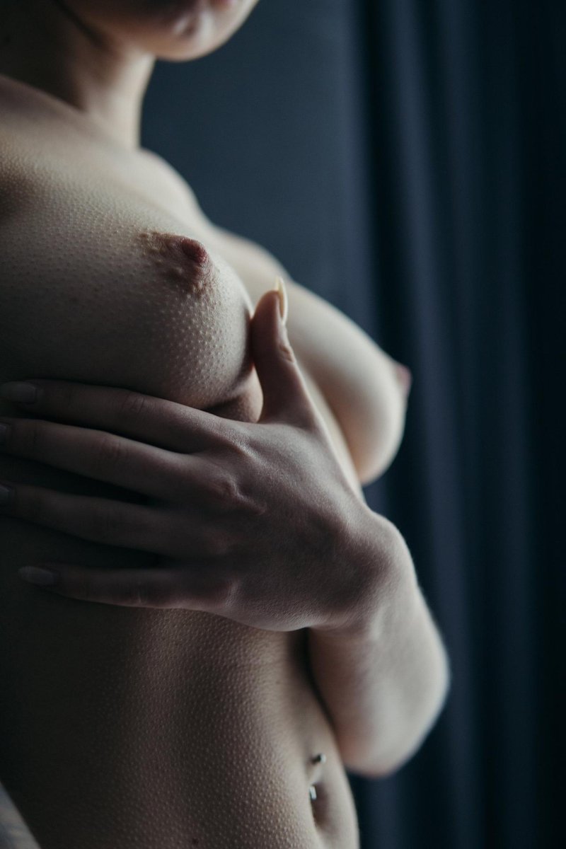 Красивая грудь в мурашках