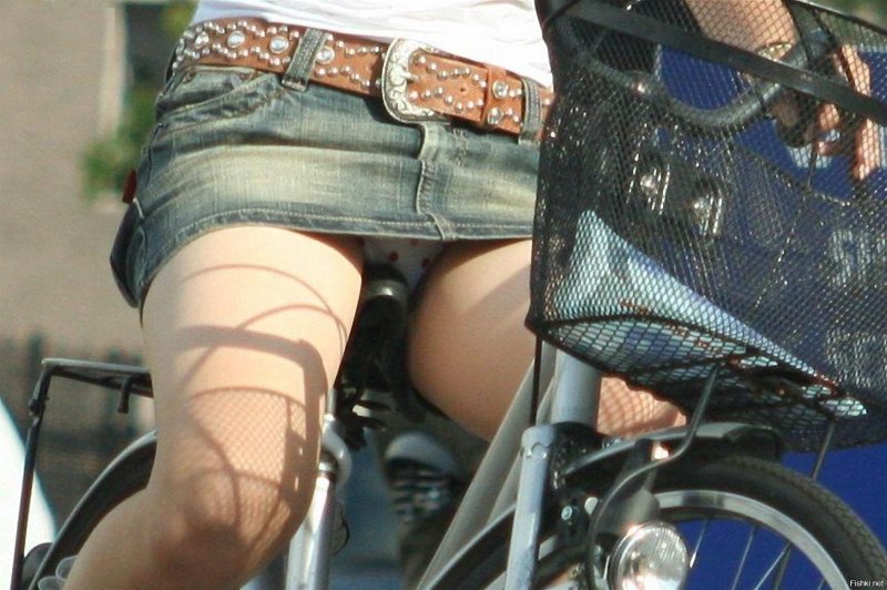 Под юбкой на велосипеде
