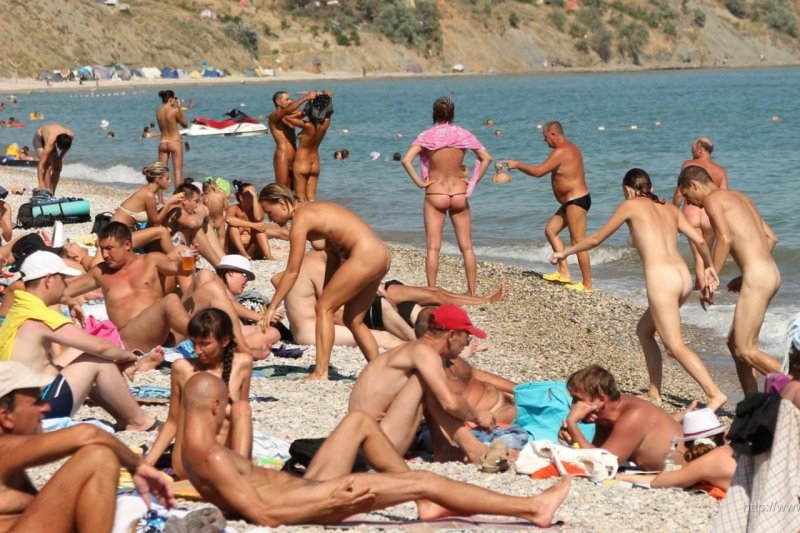 Голый пляж много народу