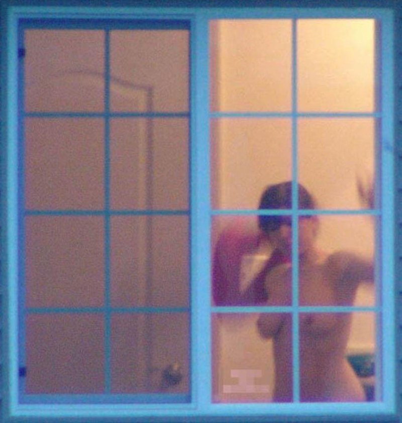 Голые женщины в окнах домов