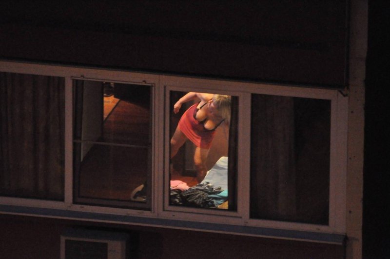 Голые в окнах соседних домов