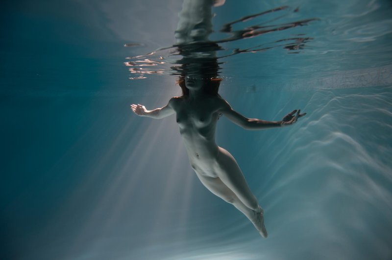 Девушка под водой