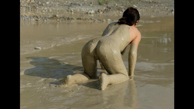 Женщины купаются в грязи