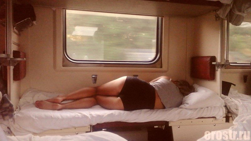 Девушка в вагоне поезда
