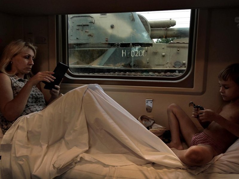 Марго робби в купе поезда