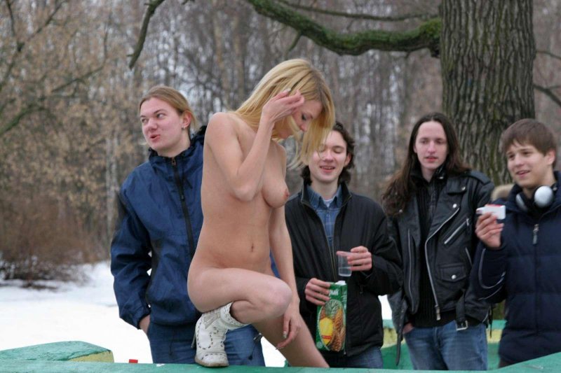 Девушка разделась на улице спор