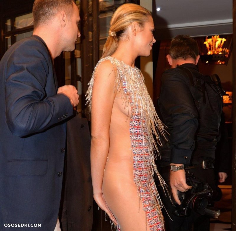 В прозрачном платье на публике