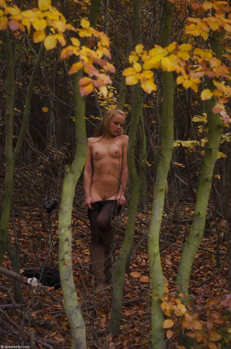Голая фотосессия в осеннем лесу