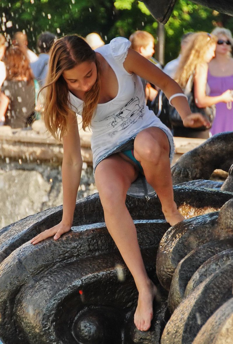 Светит трусиками в парке