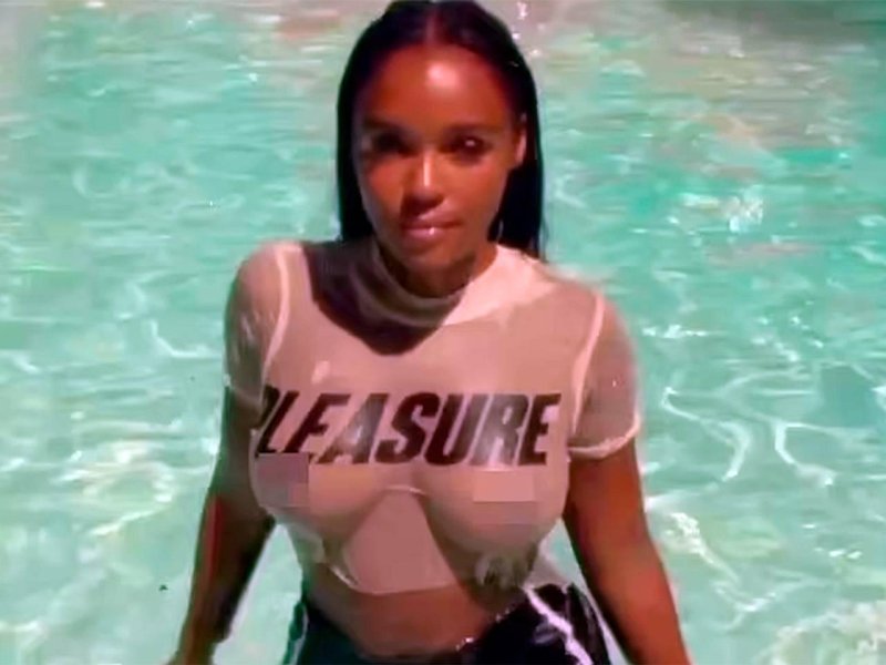 Девушка в мокрой майке