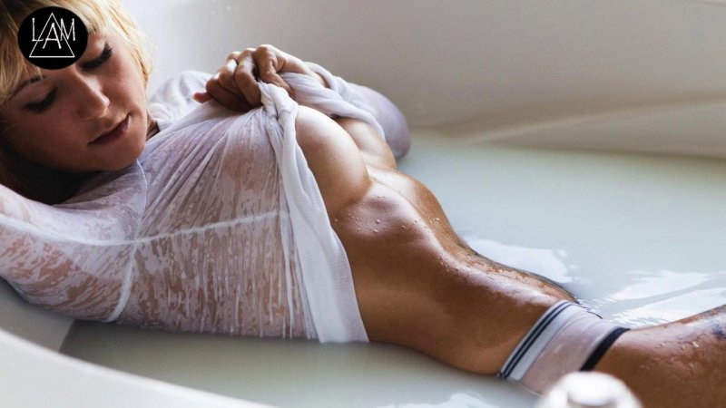 Девушки в мокрых белых майках