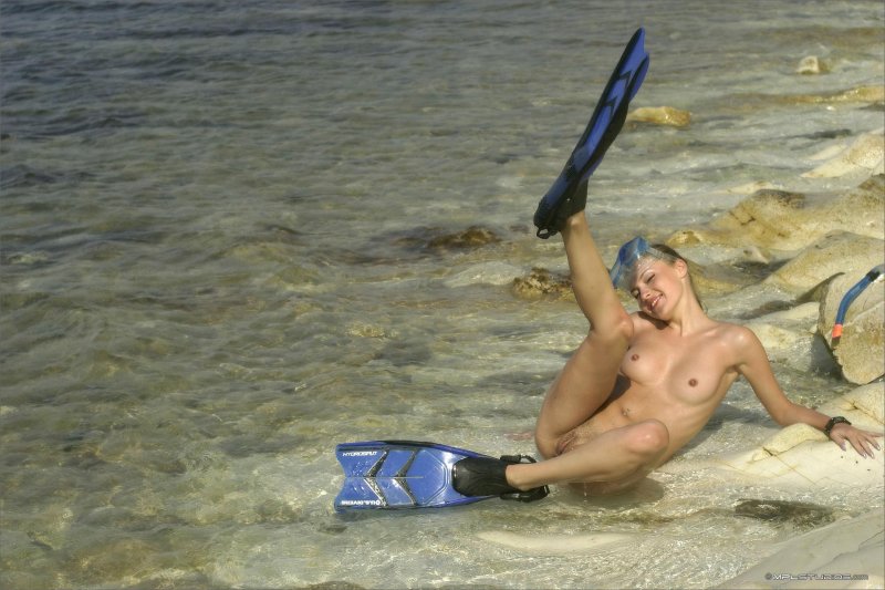 Голая девушка на пляже