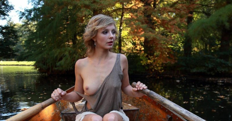 Девушки большими сиськами на лодке