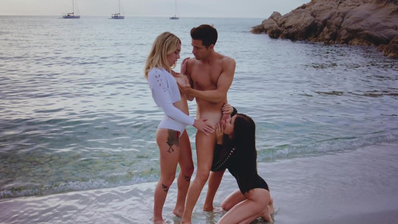 Секс втроем на пляже