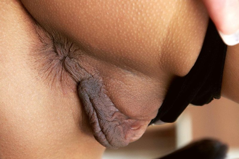 Красивая брюнетка