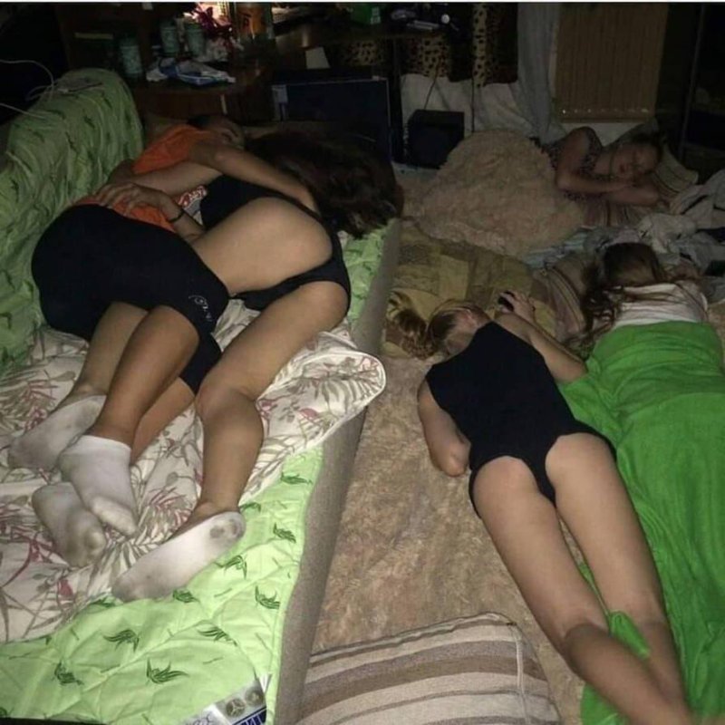 Пьяные девушки в квартире