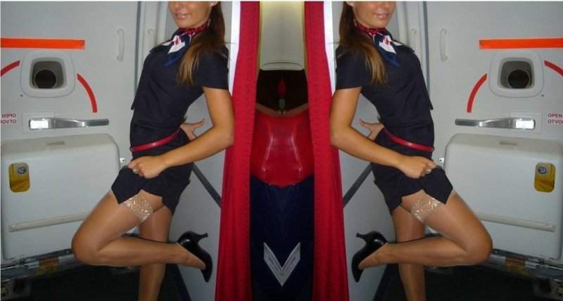 Стюардесса в туалете самолета