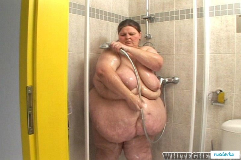 Толстые бабы в душевой