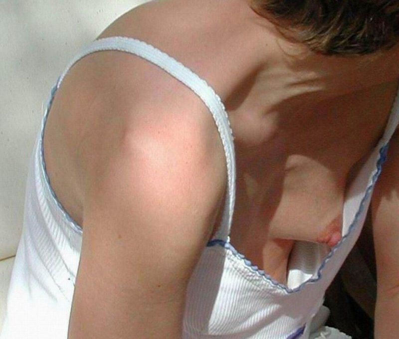 Мелкая засветила сиськи