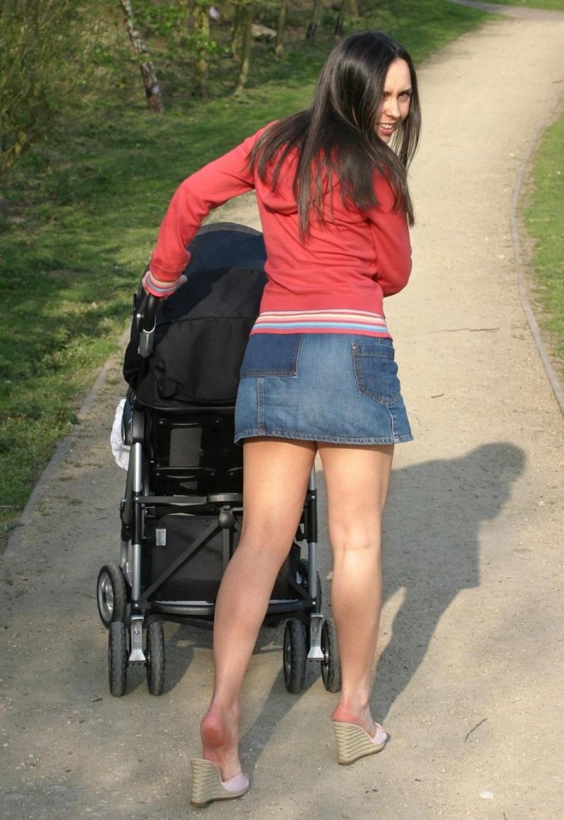 Молодые мамы на прогулке