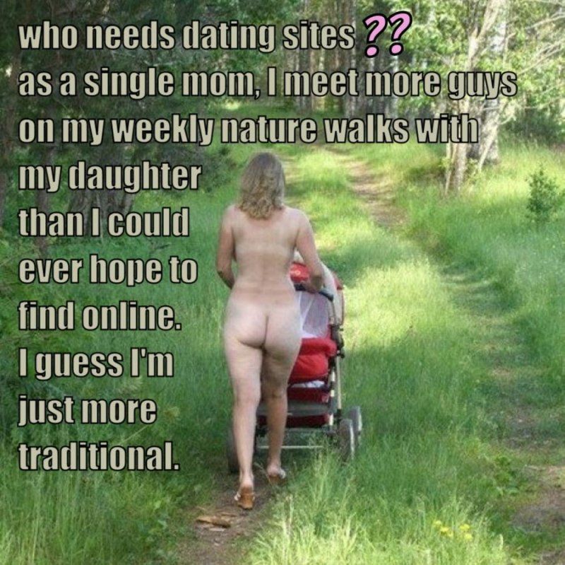 Мамочки ню на прогулке