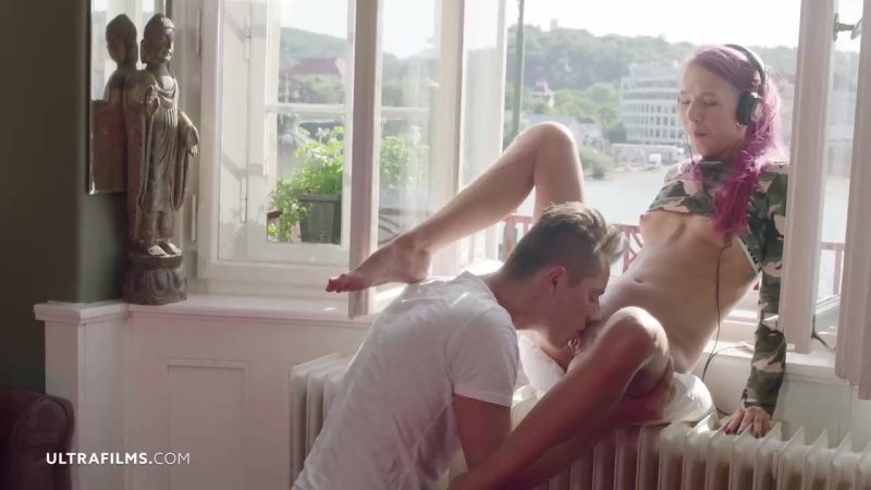 Кунилингус на подоконнике