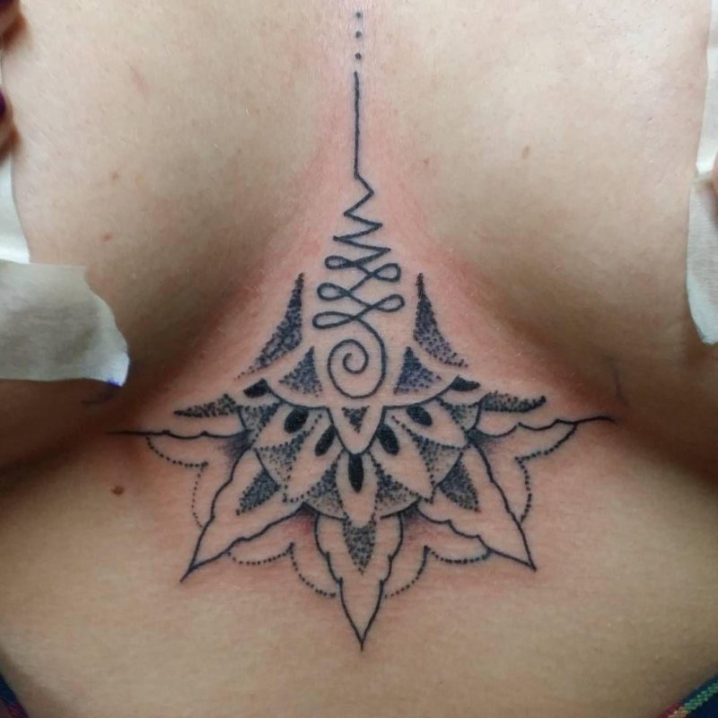 Тату под грудью девушки