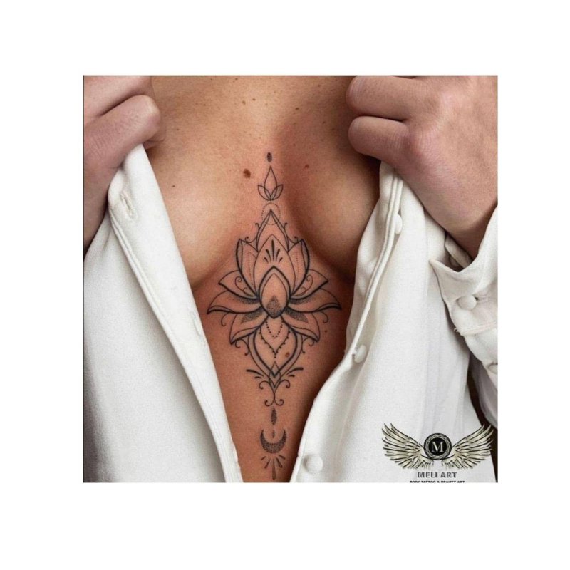 Женские татуировки между грудиной