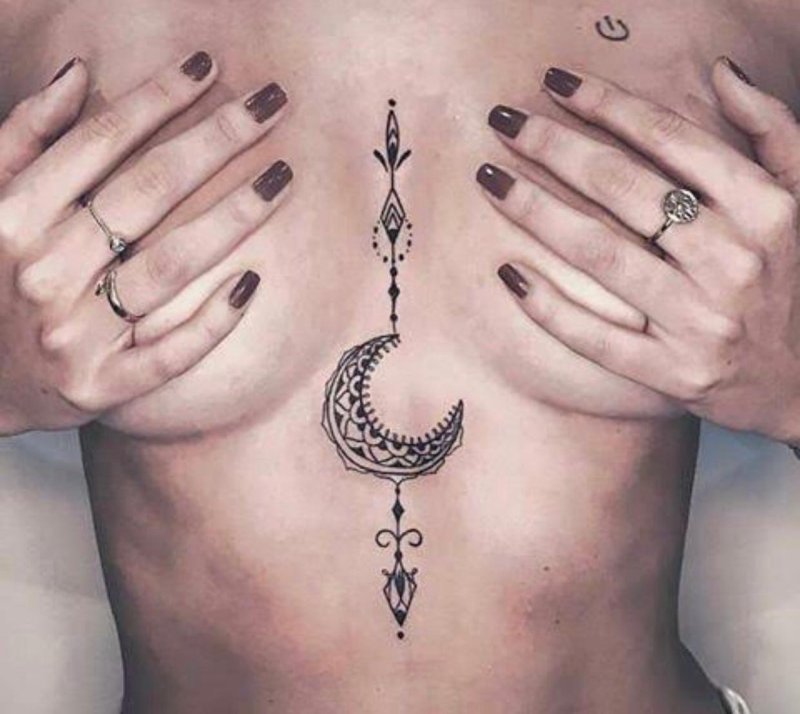 Полумесяц под грудью тату