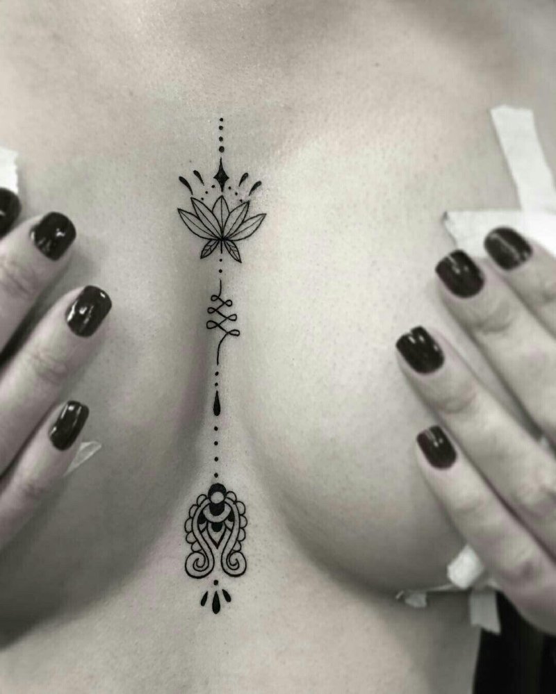 Тату уналоме между грудиной