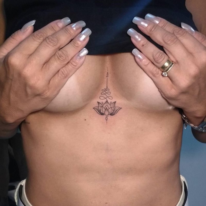 Тату между грудиной