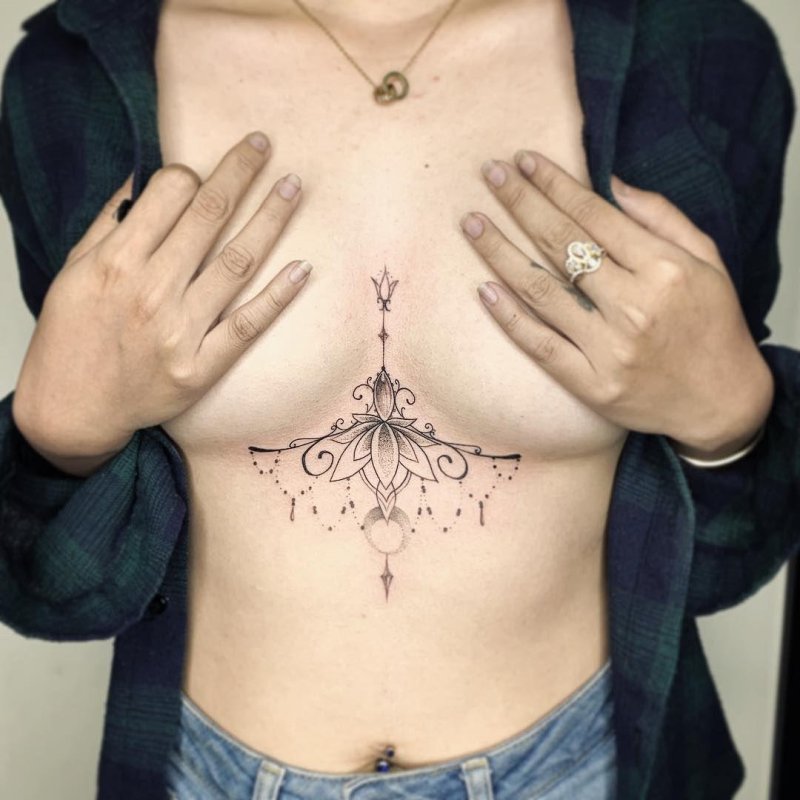 Татуировка под грудью