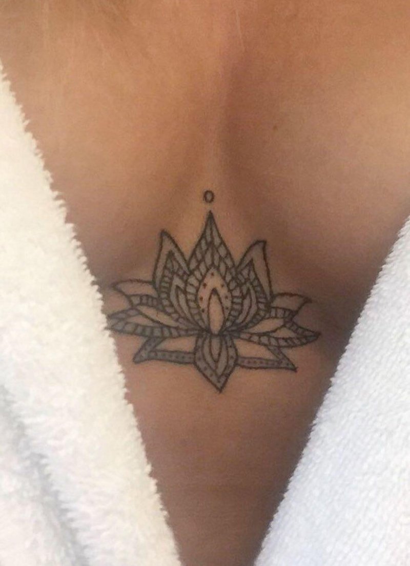 Тату лотос под грудью