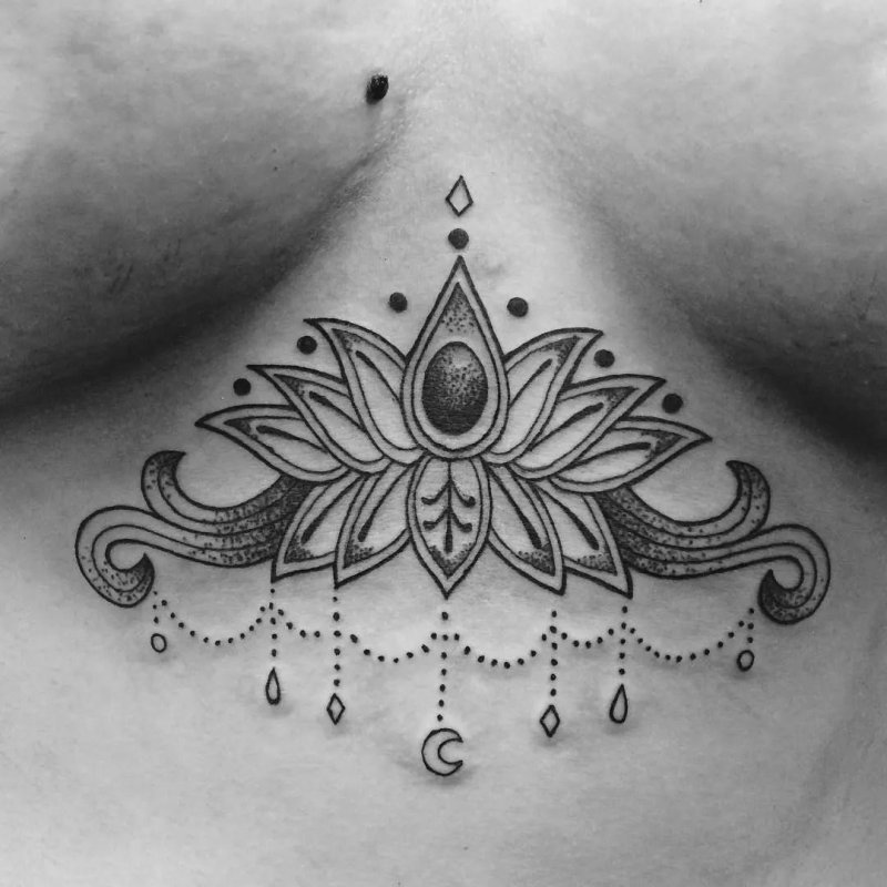 Женские татуировки под грудью