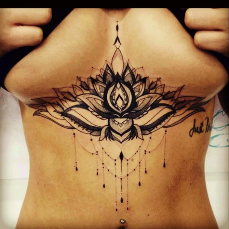 Тату под грудью женские