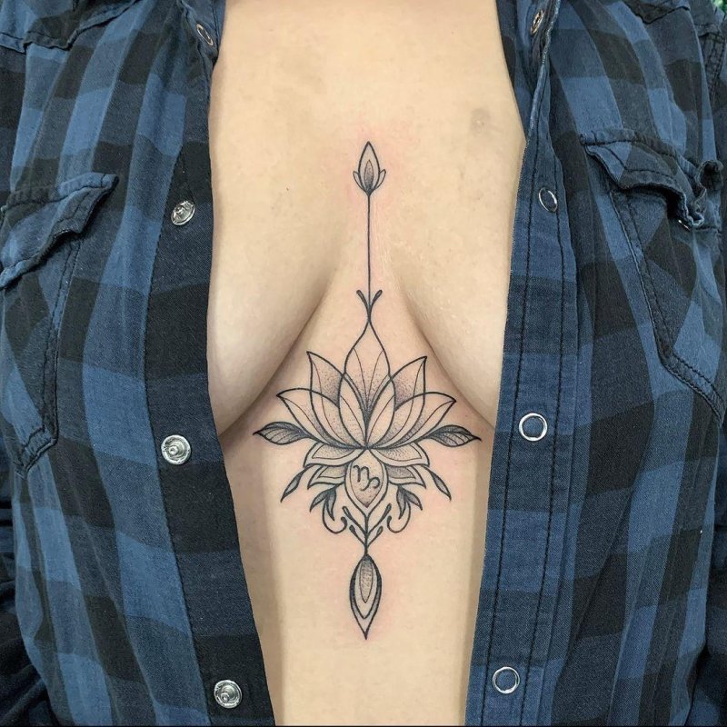 Тату между грудью женская