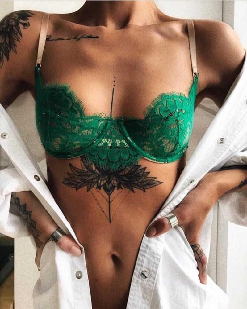 Тату на груди женская