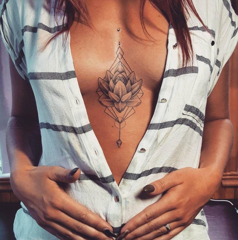 Тату между грудью для девушек