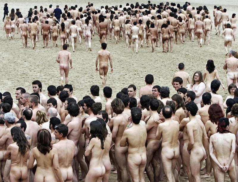 Много голых людей
