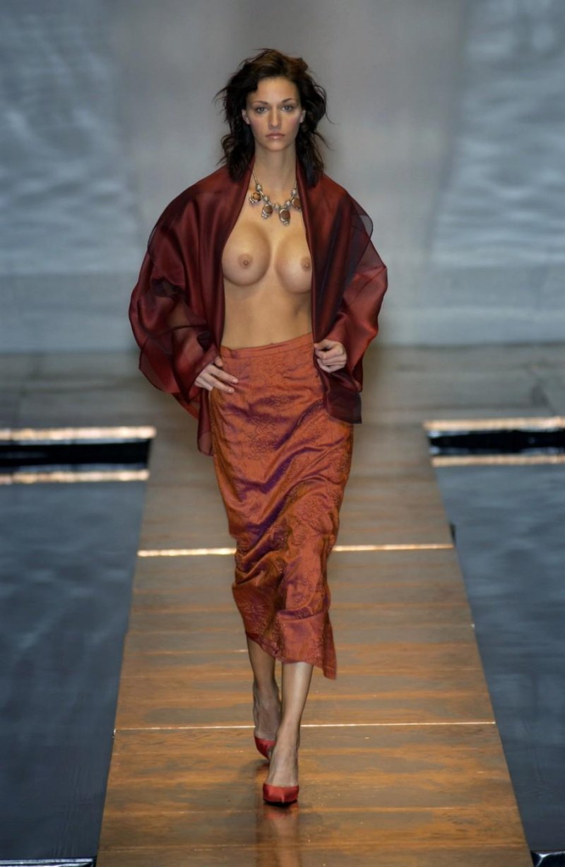 Сиськи на подиуме