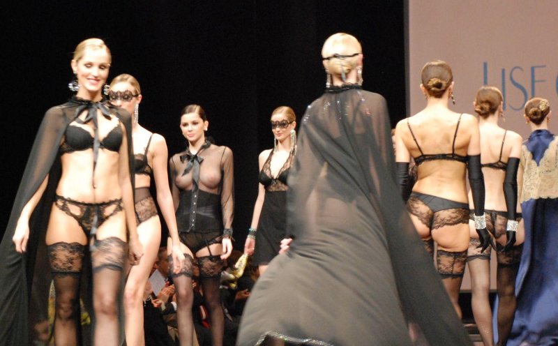 Показ эротического белья