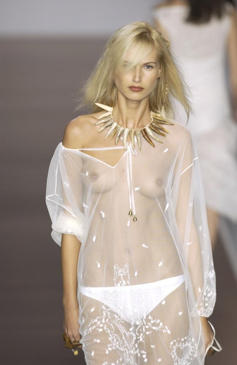 Прозрачная одежда на подиуме ню