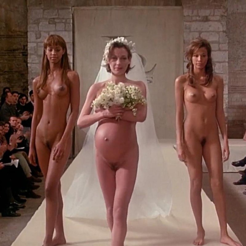 Голая на подиуме