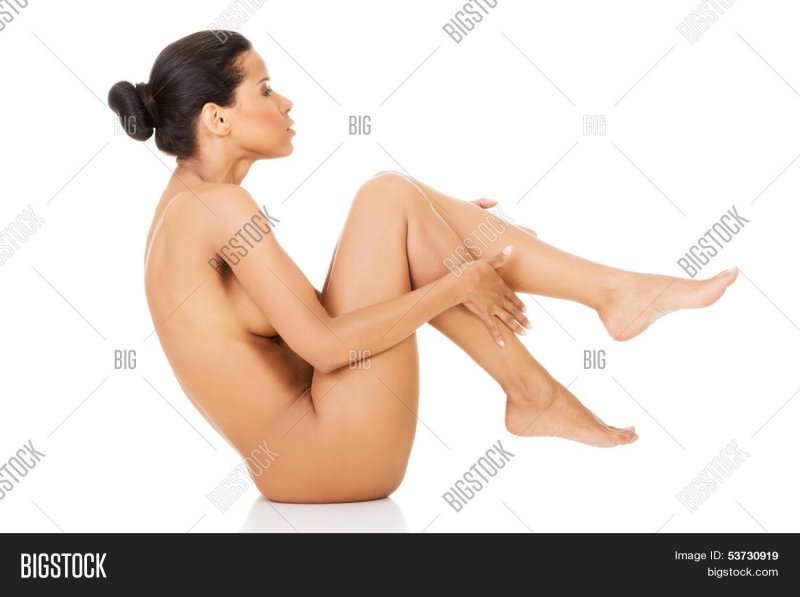 Голая женщина сидит на полу