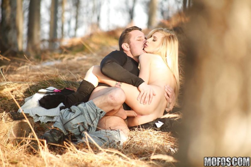 Секс в осеннем лесу