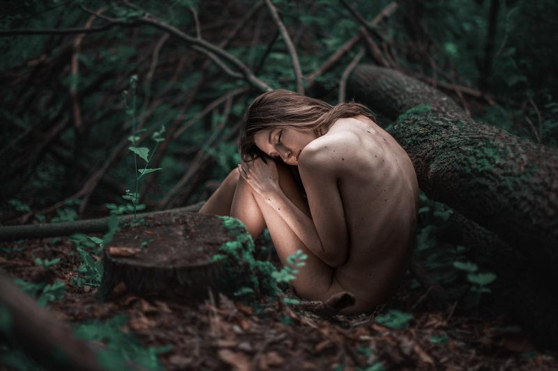 Эротическая фотосессия в лесу