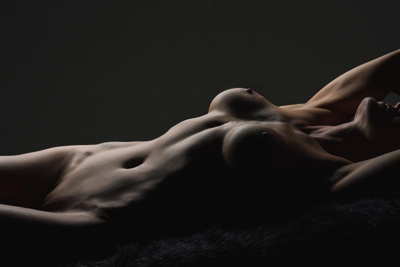 Изгиб тела женщины Нагота
