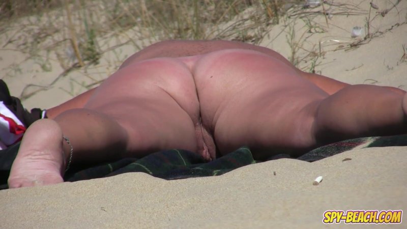 Толстая на пляже
